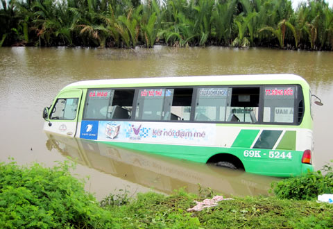 Xe buýt Tuấn Hiệp lao xuống sông, gần 40 người thoát chết.